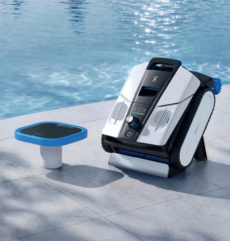 ULTRAMARINE L1 PRO avec son flotteur au bord de la piscine